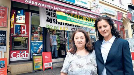 Kämpfen und Bangen. Zekiye Tunc (links) vor ihrem Spätkauf in der Oranienstraße mit der Bundestagsabgeordneten Cansel Kiziltepe. 