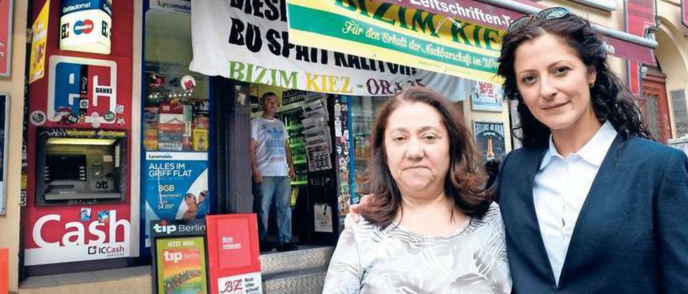 Kämpfen und Bangen. Zekiye Tunc (links) vor ihrem Spätkauf in der Oranienstraße mit der Bundestagsabgeordneten Cansel Kiziltepe. 