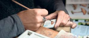 Das Porzellan von KPM ist handbemalt, der Umgang mit den Farben ist sensibel. Eine neue EU-Richtlinie könnte allerdings drastische Änderungen bringen. 