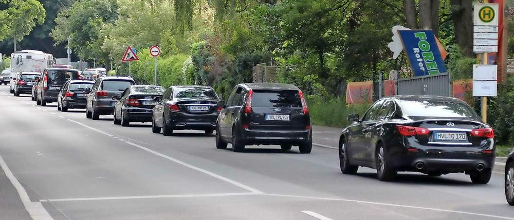 In der Potsdamer Chaussee staut sich der Verkehr vor der Baustellenampel.