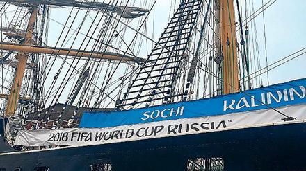 Werbung auf dem Segelschiff. Die Krusenstern in Warnemünde. 