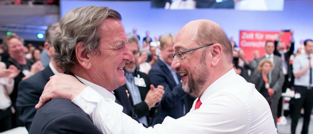Ex-Kanzler Gerhard Schröder und SPD-Kanzlerkandidat Martin Schulz beim SPD-Programmparteitag im Juni 2017.
