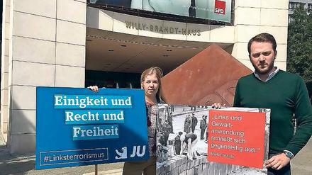Aktivisten der Jungen Union vor dem Willy-Brandt-Haus. Mit ihren Plakaten griffen sie die SPD an.