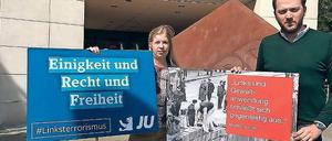 Aktivisten der Jungen Union vor dem Willy-Brandt-Haus. Mit ihren Plakaten griffen sie die SPD an.