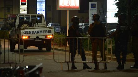 Einsatzkräfte von Polizei und Armee in den Straßen von Ouagadougou.