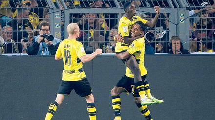 Letzter gemeinsamer Jubel? Im Supercup hob Pierre-Emerick Aubameyang noch Ousmane Dembélé in die Höhe.