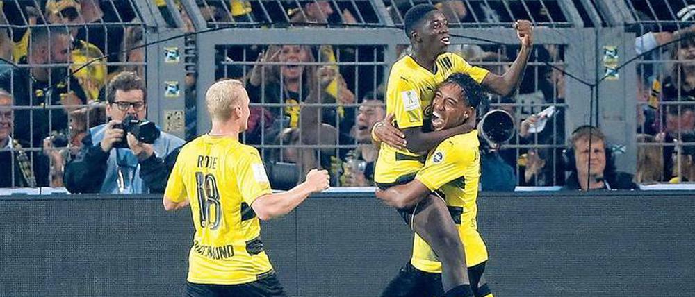 Letzter gemeinsamer Jubel? Im Supercup hob Pierre-Emerick Aubameyang noch Ousmane Dembélé in die Höhe.