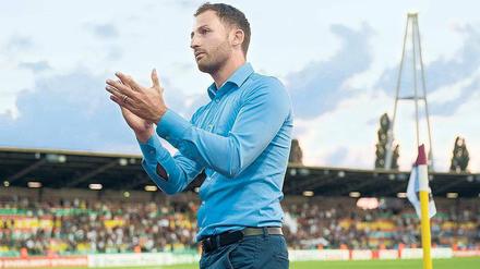 Positive Verstärkung. Domenico Tedesco spendete seinen Spielern beim Pokalduell gegen den BFC Dynamo auffallend oft Beifall. 