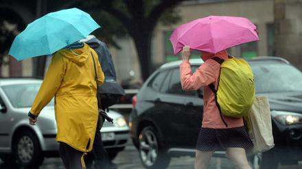Berliner Passanten im Regen. 