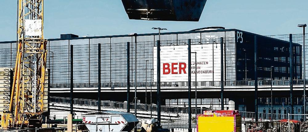 Blick auf eine Baustelle am Südpier des neuen Hauptstadtflughafens Berlin Brandenburg Willy Brandt (BER). 