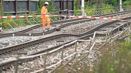 Verbogen. Die Bahnschienen bei Rastatt sind unbefahrbar. 
