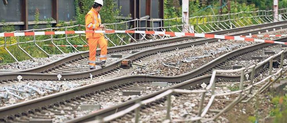 Verbogen. Die Bahnschienen bei Rastatt sind unbefahrbar.
