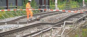 Verbogen. Die Bahnschienen bei Rastatt sind unbefahrbar.