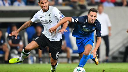 Hoffenheims Lukas Rupp (r) und Liverpools Dejan Lovren kämpfen um den Ball.