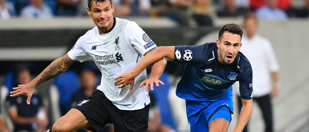 Hoffenheims Lukas Rupp (r) und Liverpools Dejan Lovren kämpfen um den Ball.