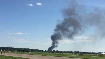 Hier ist die dichte Rauchwolke über Berlin-Neukölln vom Tempelhofer Feld aus zu sehen. 