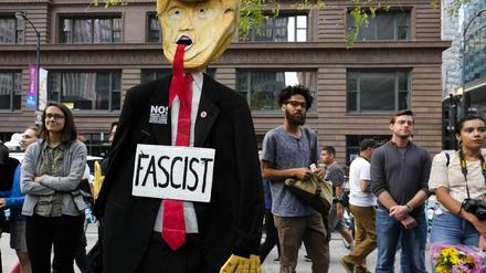 Demonstranten halten in Chicago eine Mahnwache, um ihre Solidarität mit den Gegendemonstranten von Charlottesville zu bekunden und der Opfer zu gedenken.