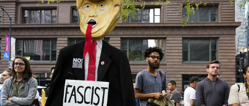 Demonstranten halten in Chicago eine Mahnwache, um ihre Solidarität mit den Gegendemonstranten von Charlottesville zu bekunden und der Opfer zu gedenken.
