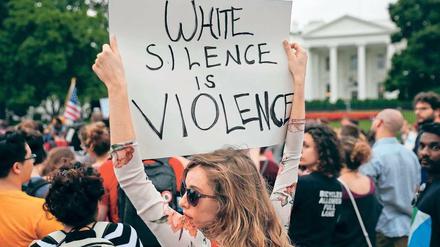 Zorn der Stille. Nach den Ausschreitungen von Charlottesville ziehen Demonstranten vors Weiße Haus.