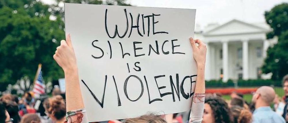 Zorn der Stille. Nach den Ausschreitungen von Charlottesville ziehen Demonstranten vors Weiße Haus.
