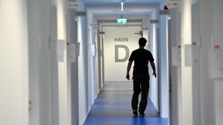 Die Flüchtlingssituation in Berlin hat sich entspannt - die Ausgaben für Hilfeleistungen sind allerdings stark gestiegen.