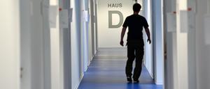 Die Flüchtlingssituation in Berlin hat sich entspannt - die Ausgaben für Hilfeleistungen sind allerdings stark gestiegen.