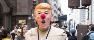 Ein als US-Präsident Trump ausstaffierter Mensch vor dem Trump Tower in New York (USA) bietet an, sich kostenlos "mit Trump" fotografieren zu lassen.