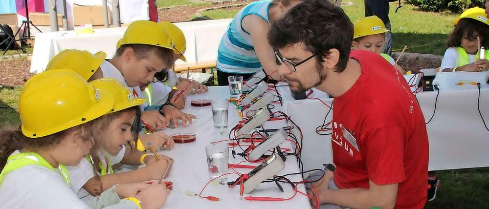 Simon vom Extavium erklärt den Kids wie man Solarzellen baut.