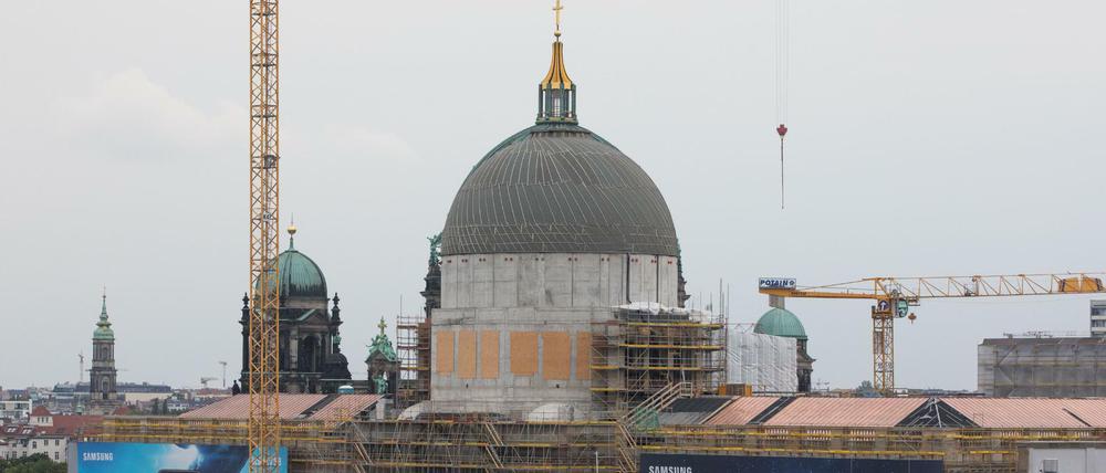 Immer noch umstritten. Der Blick auf das Humboldt Forum mit dem dahinter zu sehenden Kreuz des Berliner Doms.