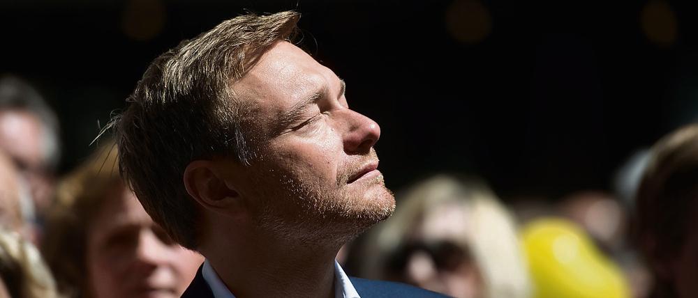 FDP-Chef Christian Lindner schaut in die Sonne. 