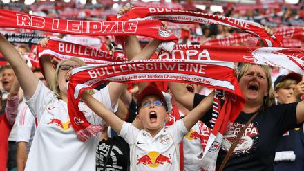 Fans von RB Leipzig. Auch in der kommenden Saison dürften die Anhänger viel Grund zum Jubeln haben.