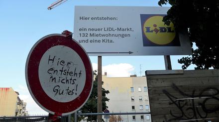Der Kampf um die Zukunft des Bezirks ist an jeder Ecke zu sehen - und zu lesen.