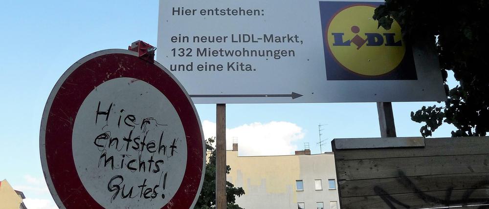 Der Kampf um die Zukunft des Bezirks ist an jeder Ecke zu sehen - und zu lesen.