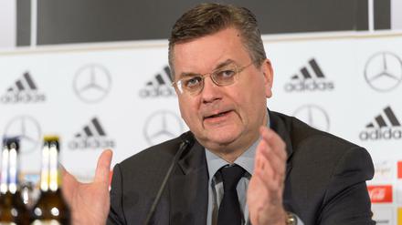 DFB-Präsident Reinhard Grindel will bis auf Weiteres auf kollektive Fanstrafen verzichten.