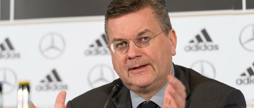 DFB-Präsident Reinhard Grindel will bis auf Weiteres auf kollektive Fanstrafen verzichten.
