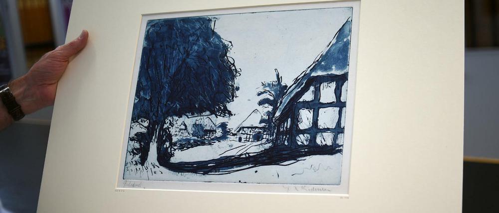 Die Radierung "Fehmarnhäuser mit großem Baum" (1908) des Künstlers Ernst Ludwig Kirchner.