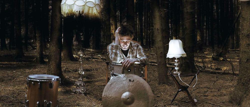 Im dunklen Tann. Der Schlagzeuger Jonas Burgwinkel in ungewohnter Umgebung.