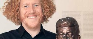 Ich bin ein Berliner. Der gebürtige US-Amerikaner Dan Reynolds mit der Büste von John F. Kennedy im Museum der Dinge.