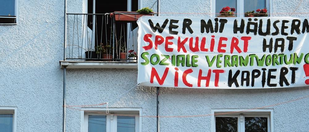 Mieter der Großgörschenstraße Ecke Katzlerstraße in Berlin-Schöneberg protestieren gegen den Verkauf ihres Hauses, das bislang dem Bund gehörte.