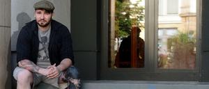 Auf Christian Weißgerbers Knie war früher eine Hakenkreuztätowierung zu sehen. Heute klärt er Schulklassen über Neonazis auf.