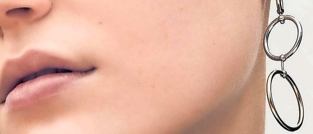 Diese prägnanten Ohrhänger sind von Denitza Margova