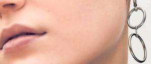 Diese prägnanten Ohrhänger sind von Denitza Margova