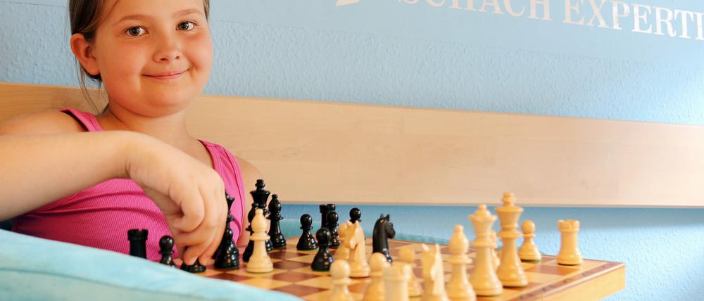 Saskia Pohle in ihrem Kinderzimmer in Zwickau (Sachsen) vor ihrem Schachbrett.
