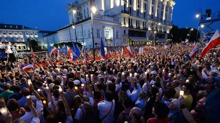 Die Massenproteste gegen die Justizreform lassen auch in den Sommerferien nicht nach, hier vor dem Präsidentenpalast in Warschau.