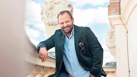 Der Schauspieler Urs Rechn präsentiert das RBB-Magazin "Erlebnis Geschichte".
