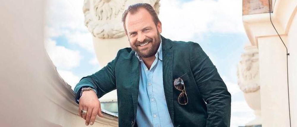 Der Schauspieler Urs Rechn präsentiert das RBB-Magazin "Erlebnis Geschichte".