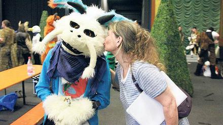  Furries laden zum Kuscheln ein. 