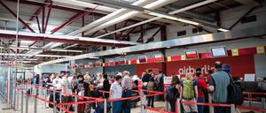 Passagiere warten im Terminal C in Tegel.