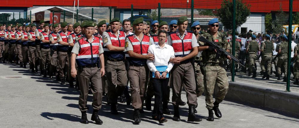 Ein Jahr nach dem Putsch gab es in der Türkei Massenprozesse gegen die mutmaßlich beteiligten.