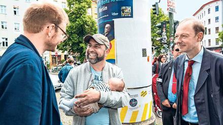Das Kreuz mit dem Kreuz. Auch wenn es hier anders aussieht: Die Menschen in seinem Wahlkreis Friedrichshain-Kreuzberg-Prenzlauer Berg Ost sind Serdar Somuncu (Mitte), so sagt er, egal. Wählen sollten sie ihn aber trotzdem, allein schon, weil es in Zeiten von Erdogan einen türkischen Bundeskanzler braucht – findet zumindest Martin Sonneborn (rechts). 